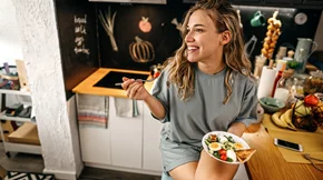 Γιατί το "ελεύθερο" γεύμα σού κάνει κακό και πώς να τρως χωρίς ενοχές