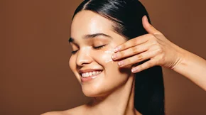 Peel to glow: Δοκίμασα τη μη επεμβατική θεραπεία λάμψης με γλυκολικό οξύ