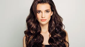 Cinnamon Gold: Το χρώμα μαλλιών που θα λατρέψουν οι μελαχρινές φέτος την άνοιξη