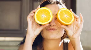 Kρέμες με Βιταμίνη C: Ποια ώρα της ημέρας είναι καλύτερο να τις εφαρμόζεις;