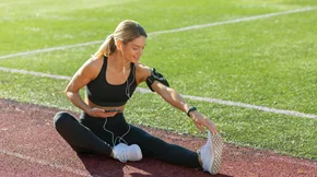 Ξεκίνησες τρέξιμο στο γήπεδο; Οι 6 καλύτερες διατάσεις για να αποφύγεις τραυματισμούς