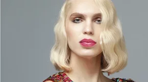 #HairHasNoGender: Η Καίτη Γραμμά μοιράζεται τη δική της ιστορία πίσω από τα λαμπερά, ξανθά μαλλιά της