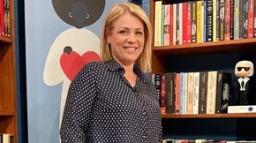 "Σαν έφηβη": Η Μαριάννα Τουμασάτου υιοθέτησε το απρόσμενο hair look που την κάνει να δείχνει (πολλά) χρόνια νεότερη