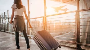 Ταξίδι με αεροπλάνο: Ποια αντικείμενα και υλικά απαγορεύεται να μεταφέρεις στην καμπίνα;