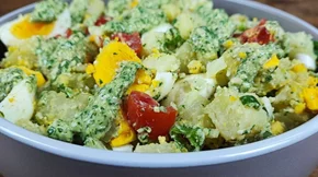 H απόλυτη πατατοσαλάτα του καλοκαιριού - Με αυγά και πέστο ρόκας