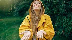 Βρέχει και πονάνε τα κόκαλα και οι αρθρώσεις σου; Δεν το νομίζεις, μπορεί όντως να συμβαίνει!