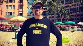 Πέθανε ο εμβληματικός συγγραφέας Τομ Ρόμπινς - Δημιουργός των "Ακόμα και οι Καουμπόισσες Μελαγχολούν" και "Τρυποκάρυδος"