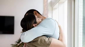 Φόβος της δέσμευσης στους άντρες: Τι σημαίνει, πώς τα τον αναγνωρίσεις και πώς θα τον αντιμετωπίσεις;