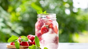 Νερό με φράουλα για αποτοξίνωση του σώματος: 5 διαφορετικοί συνδυασμοί