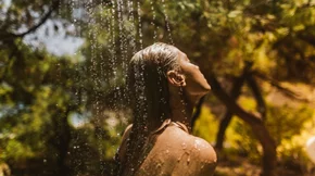 6 οικονομικά αφρόλουτρα με τροπικά αρώματα καλοκαιριού