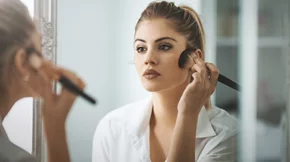 Πώς θα δείξεις νεότερη και φρέσκια με μόνο όπλο σου το ρουζ