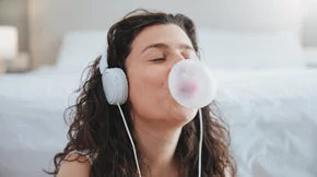 Τρέχεις ή κάνεις περπάτημα μασώντας τσίχλα; Ποιες οι επιδράσεις της στην άσκηση;