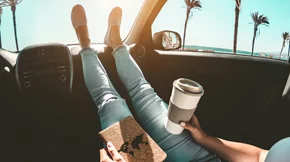 Είναι καλή ιδέα να πίνεις καφέ ενώ οδηγείς; Η επιστήμη απαντά