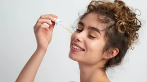 Ρετινόλη: Πώς να εφαρμόσεις το πιο δραστικό αντιγηραντικό συστατικό στην επιδερμίδα σου χωρίς να την ερεθίσεις