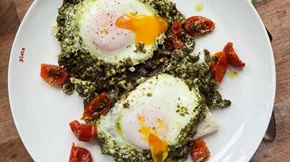 Pesto eggs: Πώς να φτιάξεις την τελευταία viral συνταγή του TikTok