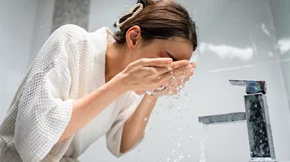 Πλύσιμο προσώπου:  Αν κάνεις αυτό το λάθος, ήρθε η στιγμή να το σταματήσεις