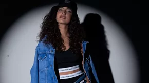 Πώς θα φορέσεις τα '90s straight jeans σαν μοντέλο του Calvin Klein