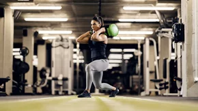 Sandbag Βurpees: Η άσκηση που καίει λίπος και τονώνει όλο το σώμα!