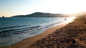 4 κοντινές παραλίες στην Αθήνα για να ανακαλύψεις τον Δεκαπεντάγουστο