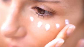 5 δραστικές κρέμες που συμβάλλουν αποτελεσματικά στην αντιμετώπιση της βλεφαρόπτωσης