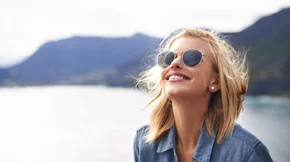 Γυαλιά ηλίου: Μάθε σε 3΄ γιατί είναι τόσο σημαντικό να τα φοράς