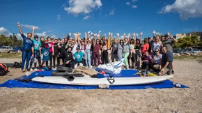 Ο παράκτιος καθαρισμός παραλίας από ομάδα εργαζομένων της L’Oréal Hellas