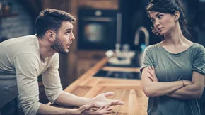 Το χαρακτηριστικό που δείχνει ότι ο σύντροφός σου είναι ψεύτης