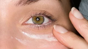 2 δραστικά προϊόντα για τα μάτια μας μόνο που αξίζει να επενδύσουμε αυτό το καλοκαίρι