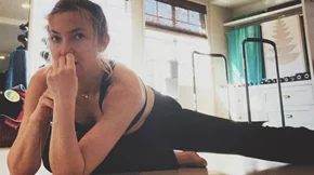 Η πρωτότυπη πρακτική γιόγκα που χρησιμοποιεί η Kate Hudson για να βελτιώσει τη διάθεσή της