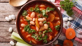 Πώς κάνω πιο ελαφριά τη φασολάδα - και ποιο είναι το τέλειο συνοδευτικό