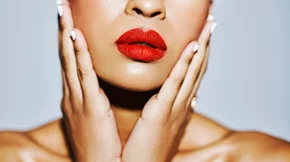 4 λάθη που κάνεις με το κόκκινο κραγιόν και καταστρέφεις το αποτέλεσμα