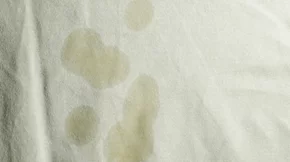 Έτσι βγαίνει ο επίμονος λεκές από λάδι από τα ρούχα