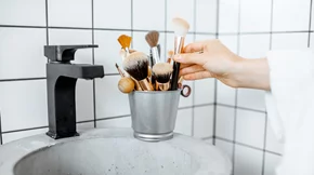 Να πώς θα καθαρίσεις σωστά τα πινέλα σου