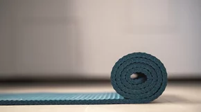 Χαλάκι γιόγκα: Οι κίνδυνοι υγείας που κρύβει, σύμφωνα με δερματολόγο και μικροβιολόγο