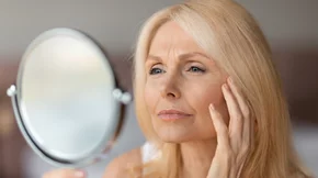 Μακιγιάζ στα μάτια μετά τα 50: Οι συμβουλές που αξίζει να ακολουθήσεις για ανάλαφρα looks που καμουφλάρουν τις ρυτίδες