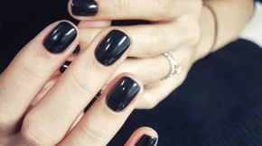 Το χρώμα στα νύχια που θα αντικαταστήσει το μαύρο φέτος