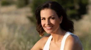 Τζίνα Αλιμόνου: Με αυτό το καλοκαιρινό χτένισμα δείχνει πιο νέα από ποτέ