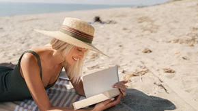 Το καλοκαίρι επιταχύνει τη γήρανση: Τι κάνει ο ήλιος στο δέρμα σου και πώς να αντιδράσεις άμεσα