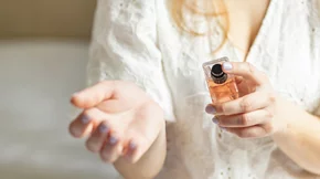 Κάναμε την έρευνά μας: Αυτά είναι τα 7 αρώματα που γεμίζουν τις γυναίκες με κομπλιμέντα