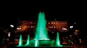 H Πλατεία Συντάγματος & η Ομόνοια "ντύθηκαν" στα πράσινα για την Παγκόσμια Ημέρα Ευαισθητοποίησης για το Λέμφωμα