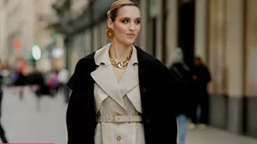 The sandwich rule: Ο viral κανόνας του TikTok για να ντύνεσαι κομψά μέσα σε 5 λεπτά