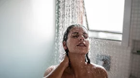 Γιατί το κρύο ντους είναι σωτήριο με ή χωρίς καύσωνα;