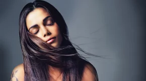 10 looks με ανταύγειες σε μαύρα μαλλιά που θα σε πείσουν να κλείσεις ραντεβού στο κομμωτήριο