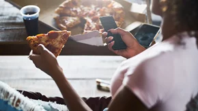 Φάε συνειδητά, ζήσε υγιεινά: 3 απλά tips για να σταματήσεις την υπερφαγία