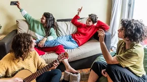 Οι μελωδίες που αγαπάμε να ακούμε κάθε Κυριακή