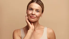 Αυτό είναι το χτένισμα που χαρίζει εφέ βλεφαροπλαστικής