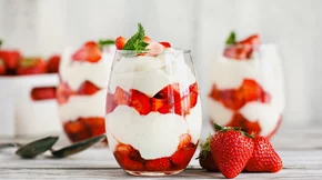 Ελαφρύ και δροσερό γλυκό με 4 υλικά: Μους γιαουρτιού με φρούτα, χωρίς ζάχαρη