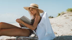 Μόνη αλλά όχι μοναχική: Πότε το να είσαι με τον εαυτό σου είναι αυτοφροντίδα;