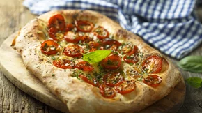 Φοκάτσια μπίρας με ντομάτες: Ένα ιταλικό συνοδευτικό τέλειο για το καλοκαίρι