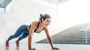 Δύο κορυφαίες ασκήσεις εδάφους για γράμμωση στην κοιλιά